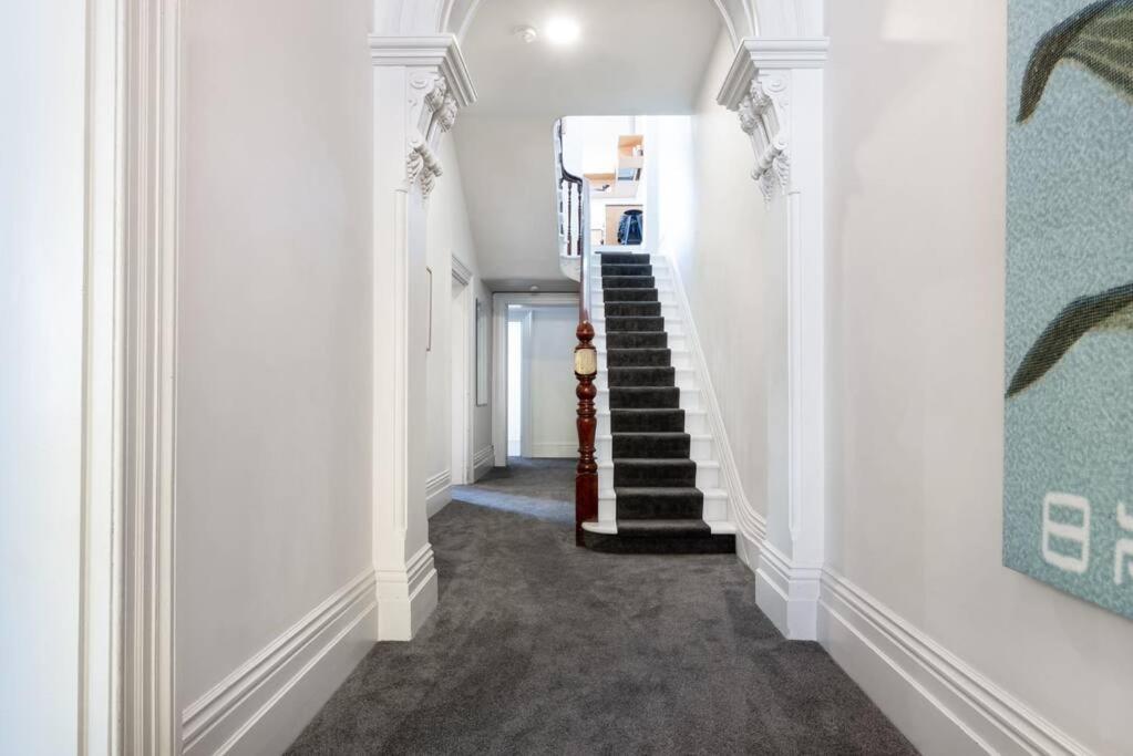 Generous Victorian Terrace In Cbd - Parking & Wifi Apartment Лонсестън Екстериор снимка