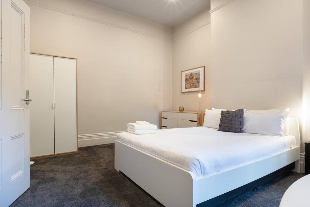 Generous Victorian Terrace In Cbd - Parking & Wifi Apartment Лонсестън Екстериор снимка