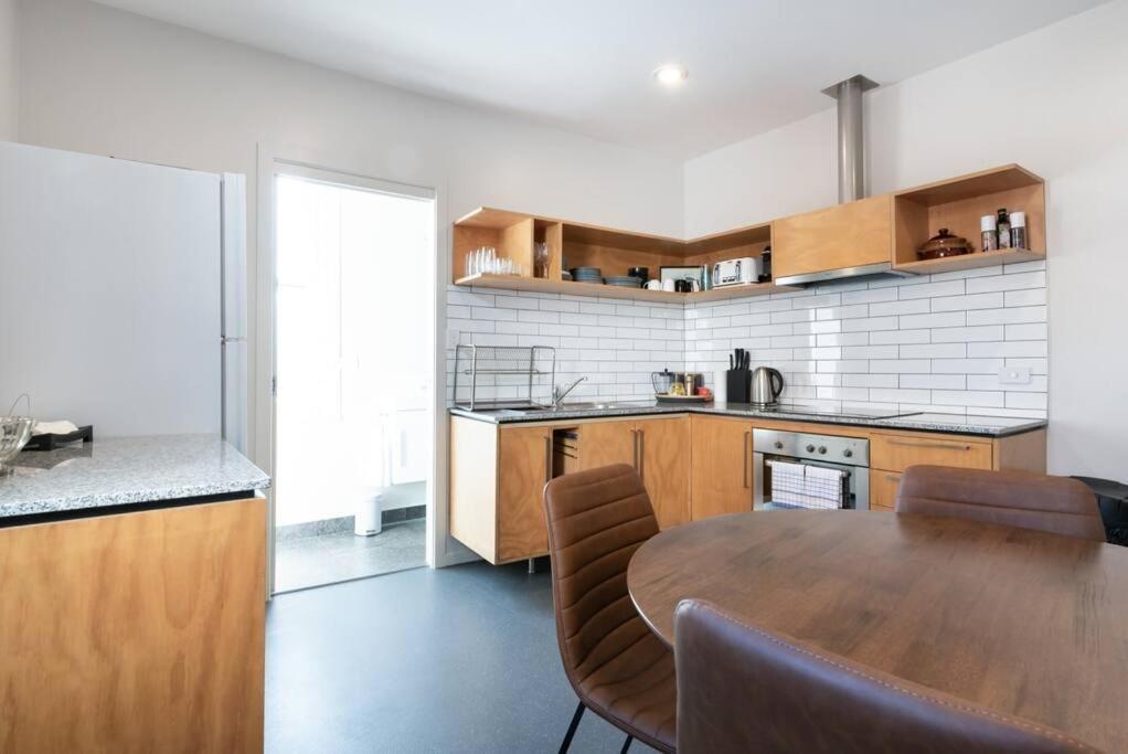 Generous Victorian Terrace In Cbd - Parking & Wifi Apartment Лонсестън Екстериор снимка