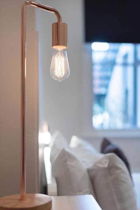 Generous Victorian Terrace In Cbd - Parking & Wifi Apartment Лонсестън Екстериор снимка