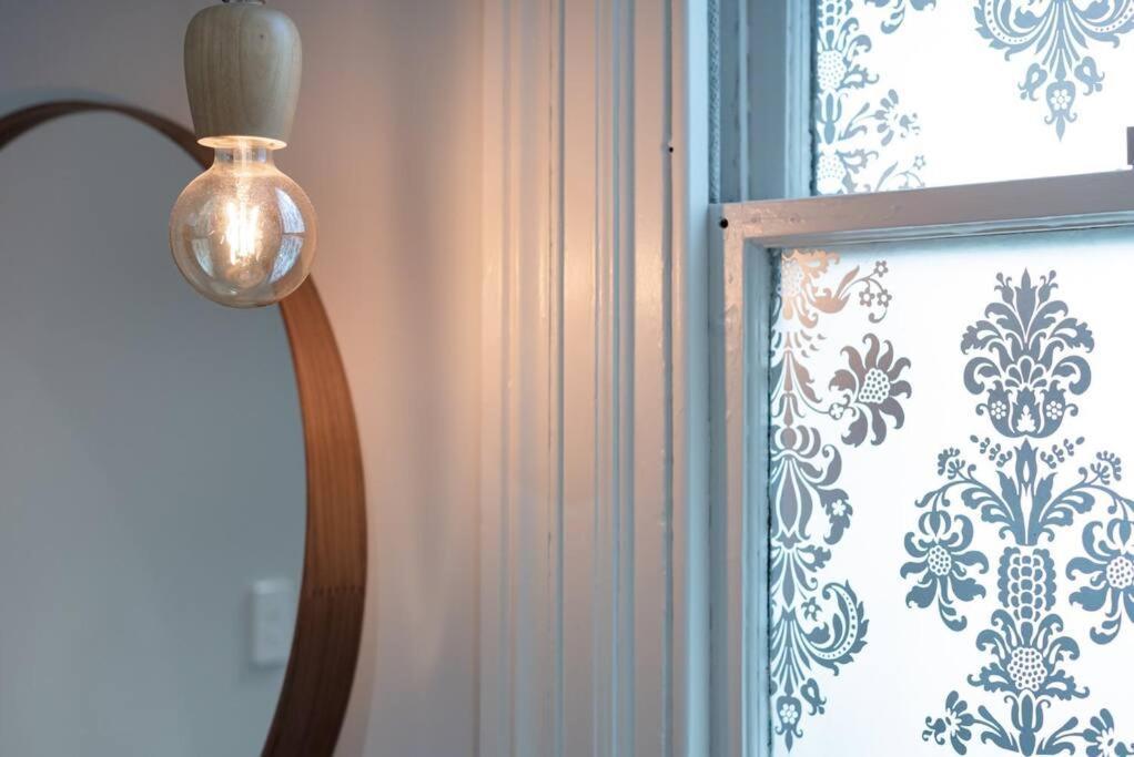 Generous Victorian Terrace In Cbd - Parking & Wifi Apartment Лонсестън Екстериор снимка