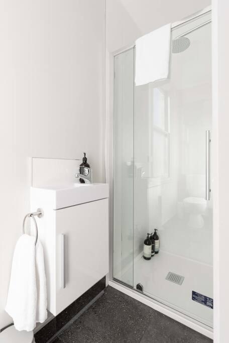 Generous Victorian Terrace In Cbd - Parking & Wifi Apartment Лонсестън Екстериор снимка