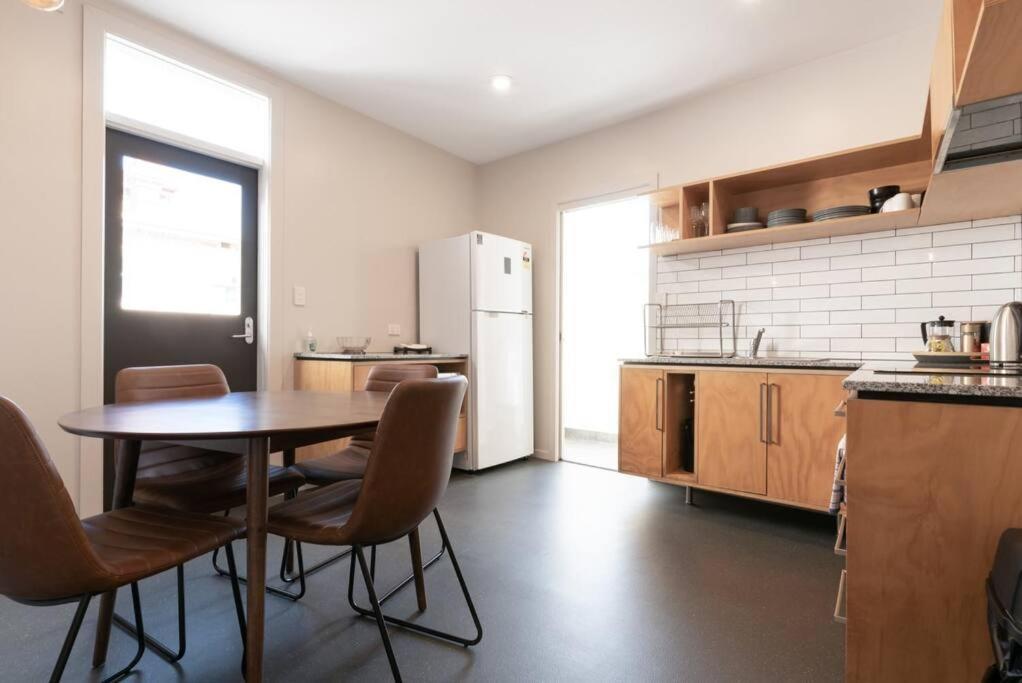 Generous Victorian Terrace In Cbd - Parking & Wifi Apartment Лонсестън Екстериор снимка