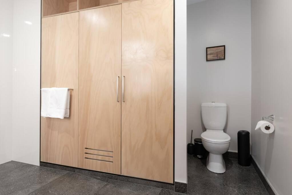 Generous Victorian Terrace In Cbd - Parking & Wifi Apartment Лонсестън Екстериор снимка