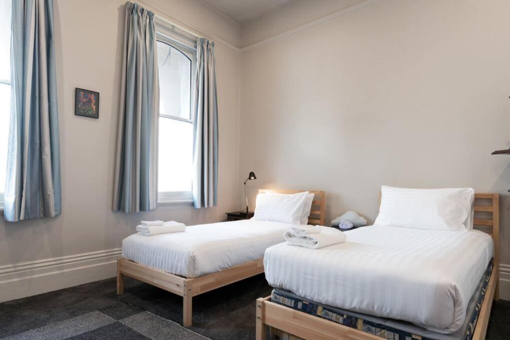 Generous Victorian Terrace In Cbd - Parking & Wifi Apartment Лонсестън Екстериор снимка
